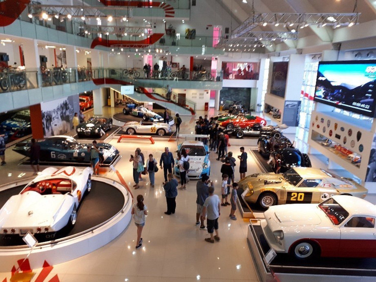 Sala principal del museo del automóvil