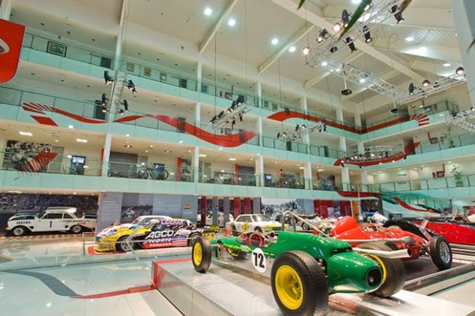 Vista amplia del museo con autos de carreras y clásicos